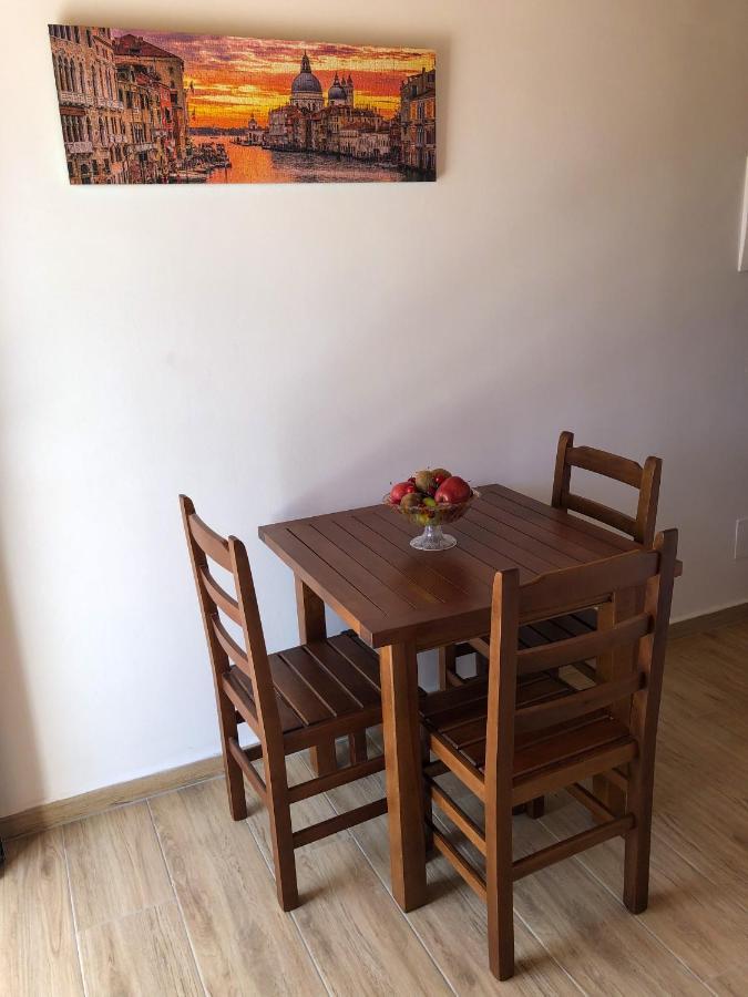 Milos Apartments Himare Buitenkant foto