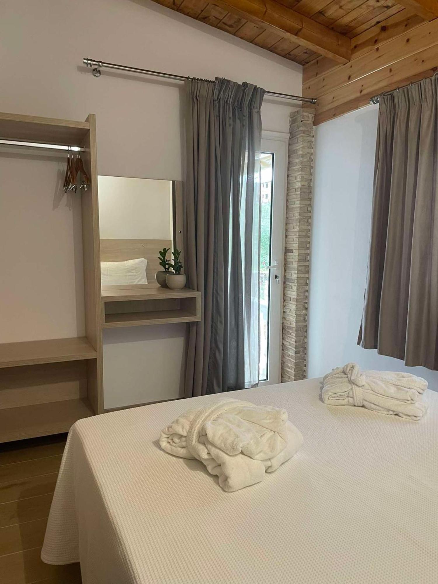 Milos Apartments Himare Buitenkant foto
